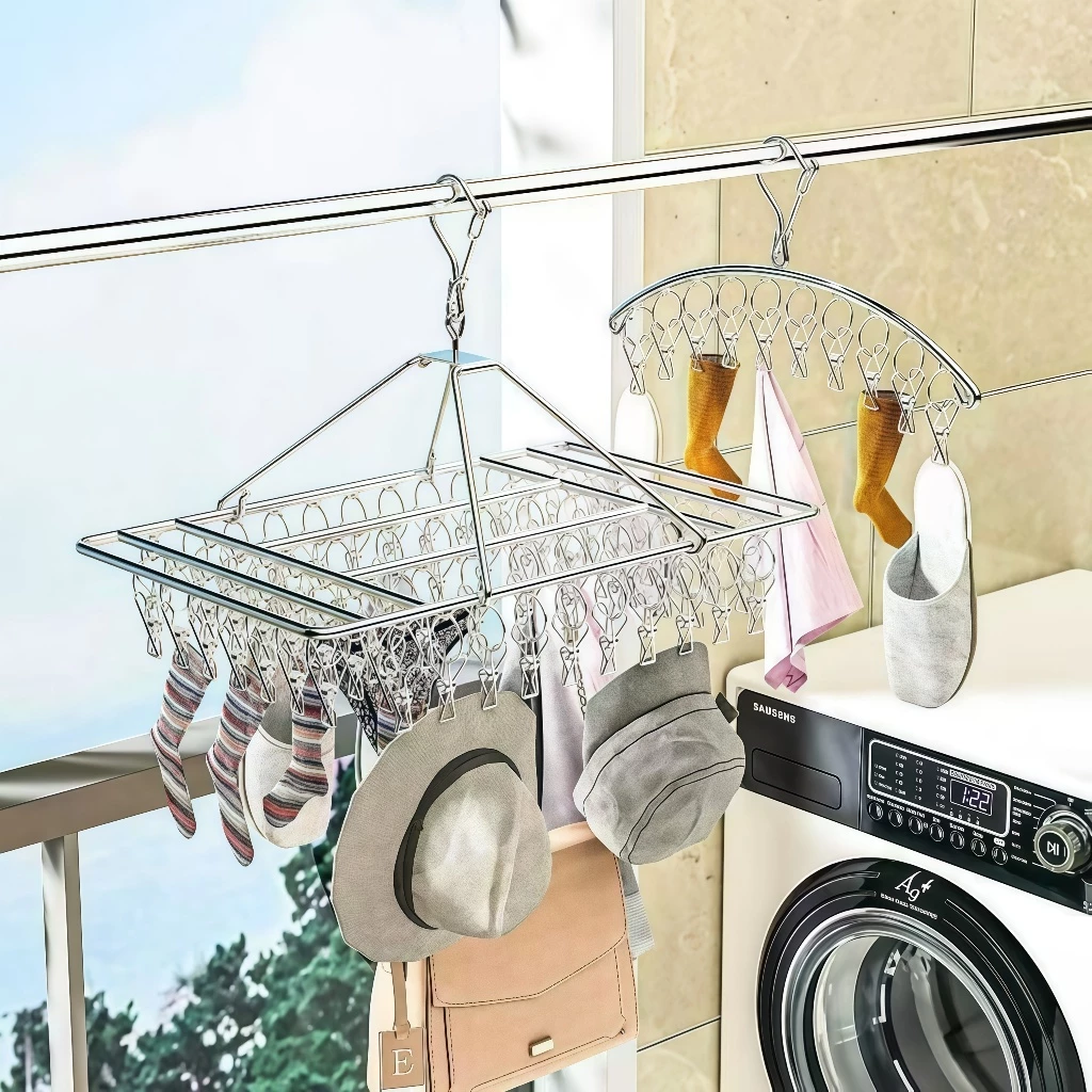 Varal de inox suspenso em varão com roupas íntimas, meias e chapéu pendurados