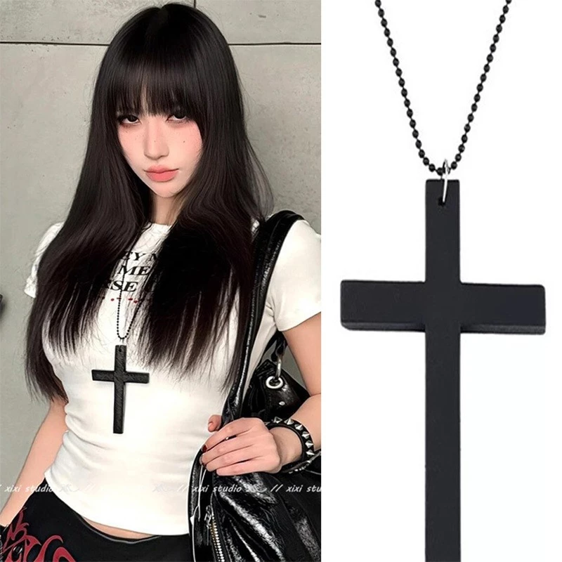 Gargantilha Punk Rebites e Cruz Madeira