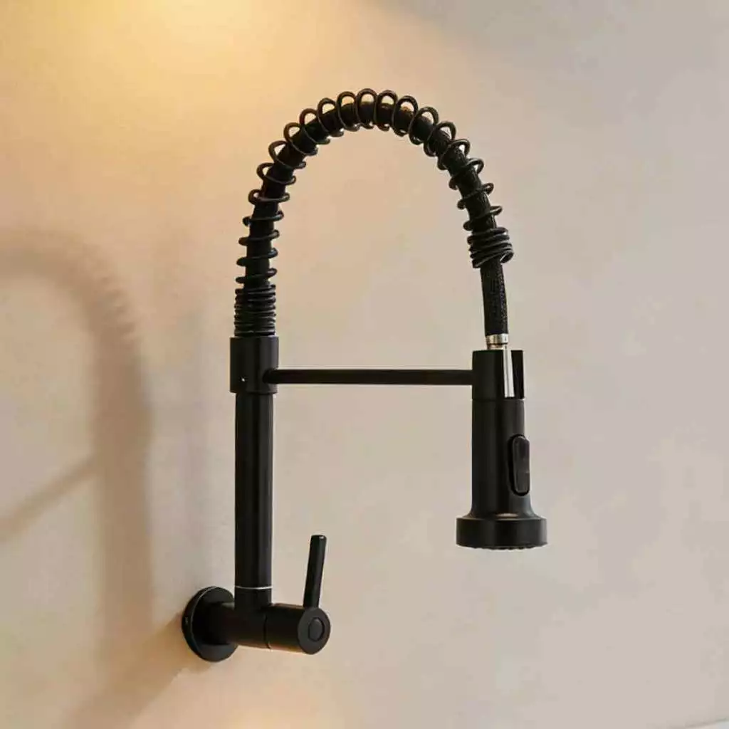 Detalhe de torneira gourmet preta fixada na parede com design minimalista e haste flexível.