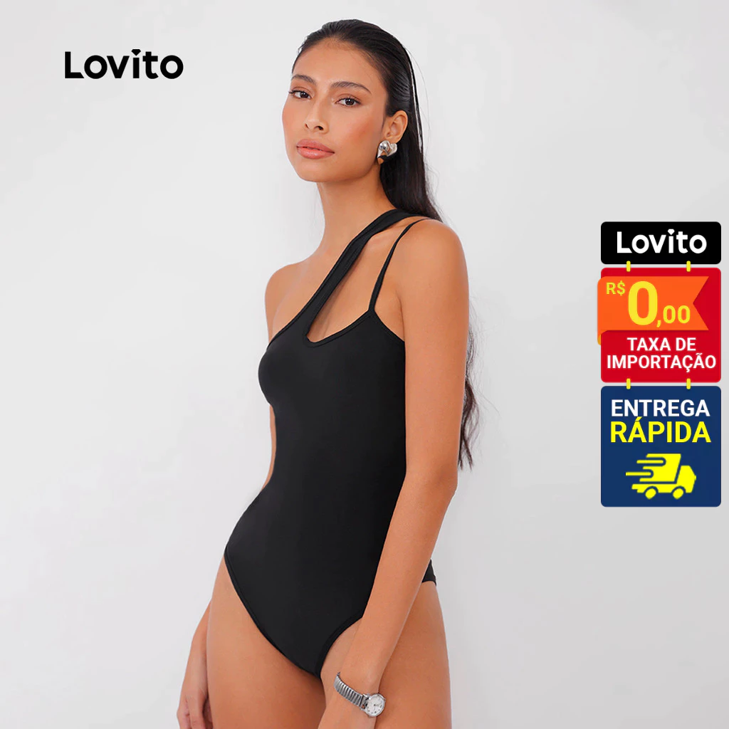 Modelo posando de lado com body preto de uma alça