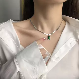 [Escolha De valor] Nicho Europeu Americano Estilo Simples 18K Colar Pingente de Cor Verde folheado a ouro Colar Clavícula Cadeia de Ossos de Cobra de Luxo Leve Corrente de Ossos de Cobra Ins Fêmea Trendy