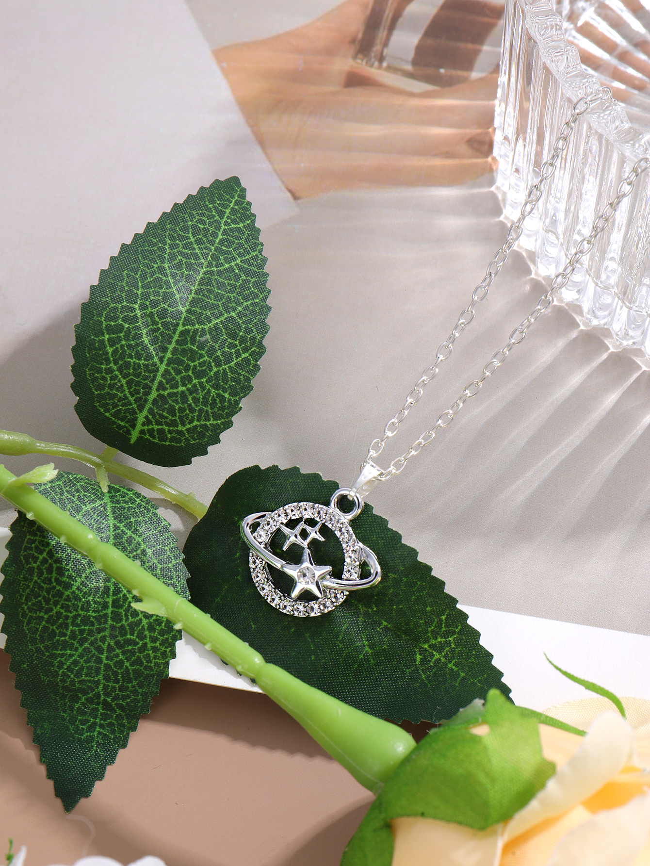 1 Pedaço de Prata Sonhadora Colar de Prata Encravada Rhinestone Planeta Oco Colar Feminino de Férias