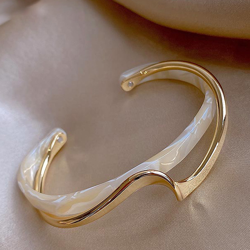 Real Bracelete Geométrica De Textura Metálica Curvada Em Galvanoplastia Dourada Alta Qualidade Nichos De Moda Europeus E Americanos
