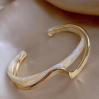 Real Bracelete Geométrica De Textura Metálica Curvada Em Galvanoplastia Dourada Alta Qualidade Nichos De Moda Europeus E Americanos