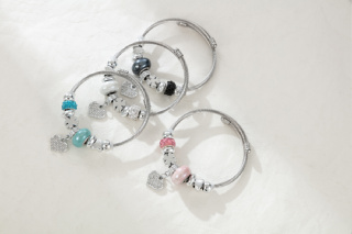 1 Pacote Pingente Coração do Amor Pingente de Quatro Folhas de Trevo incrustado em Cristal Zircon Girl Rock Estilo Esportivo Pulseira de Aço Inoxidável Pulseira Hipoalergênica Senhoras Pulseira Multi-Elemento