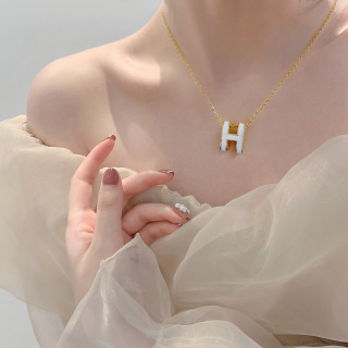 1 Peça Colar de Luxo Leve Estilo Leve e Frio High-End H Letter Necklace Fêmea Simples Cadeia de Clavícula de Classe Tudo em Harmonia Acessórios Diários