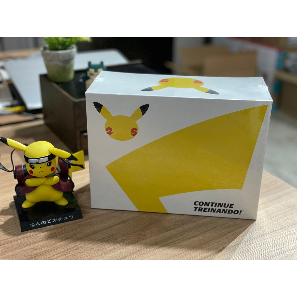 Box Coleção Dourada Pokemon 25 Anos Pikachu V Pokebola Com Cartas