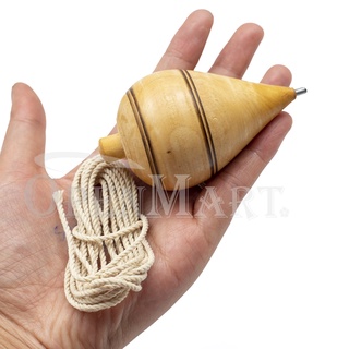 Pião tradicional feito de madeira equilibrando na mão de um homem
