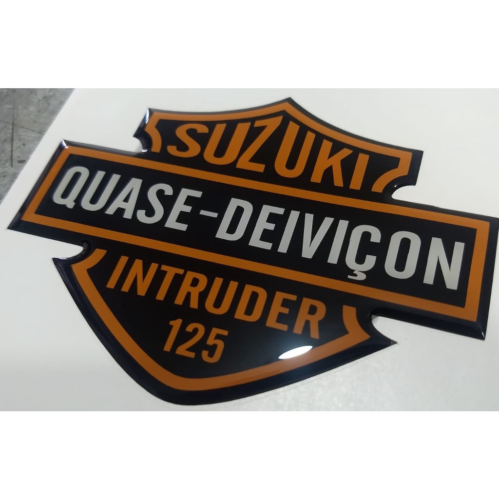 Par de Adesivos Resinados Suzuki Intruder Quase Deiviçon Engraçado 3D