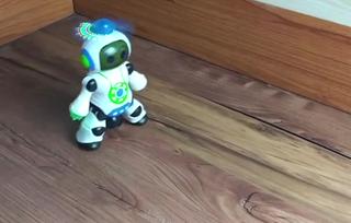 Brinquedo Robô Dança Gira 360 Graus Robot Som & Luz Yijun/ Brinquedo ...