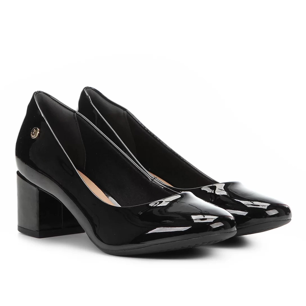 Scarpin preto best sale verniz bico redondo