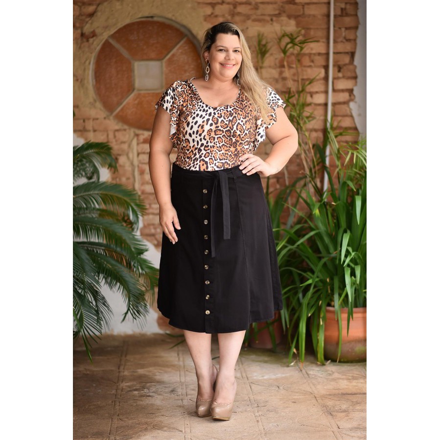 Saia midi com store botoes plus size