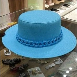 chapéu estilo Paris com faixa de corrente