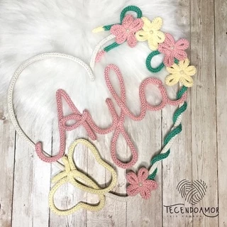 Guirlanda Maternidade Borboleta com Flores para Enfeite de Porta Decoração de Quarto Intantil é de Bebê para Menina Nome em Tricotin