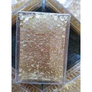 Mel no cubo de acrílico