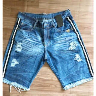 Short jeans com store listra do lado