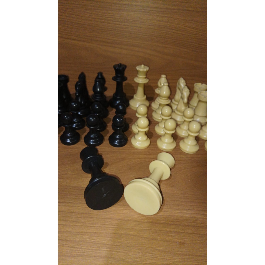 Peça de xadrez de peão preto e rei em pé face marrom rei e peça