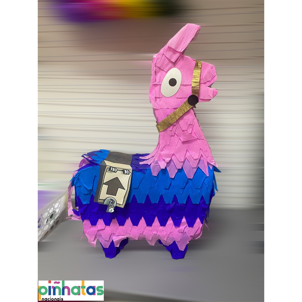 Pinhata Fortnite Lhama com bastão e máscara
