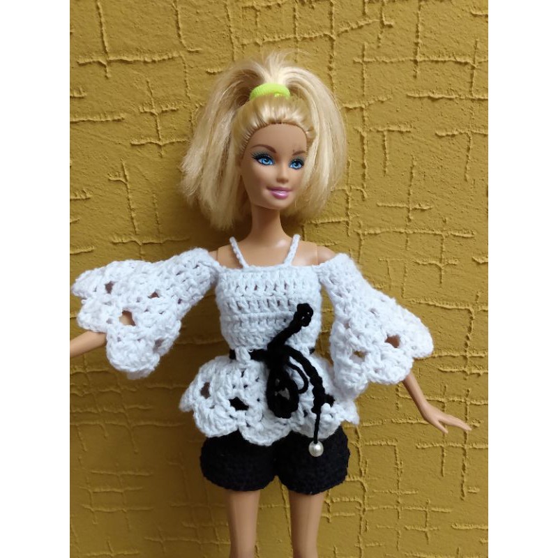 Roupa em crochê para boneca Barbie - short e blusa.