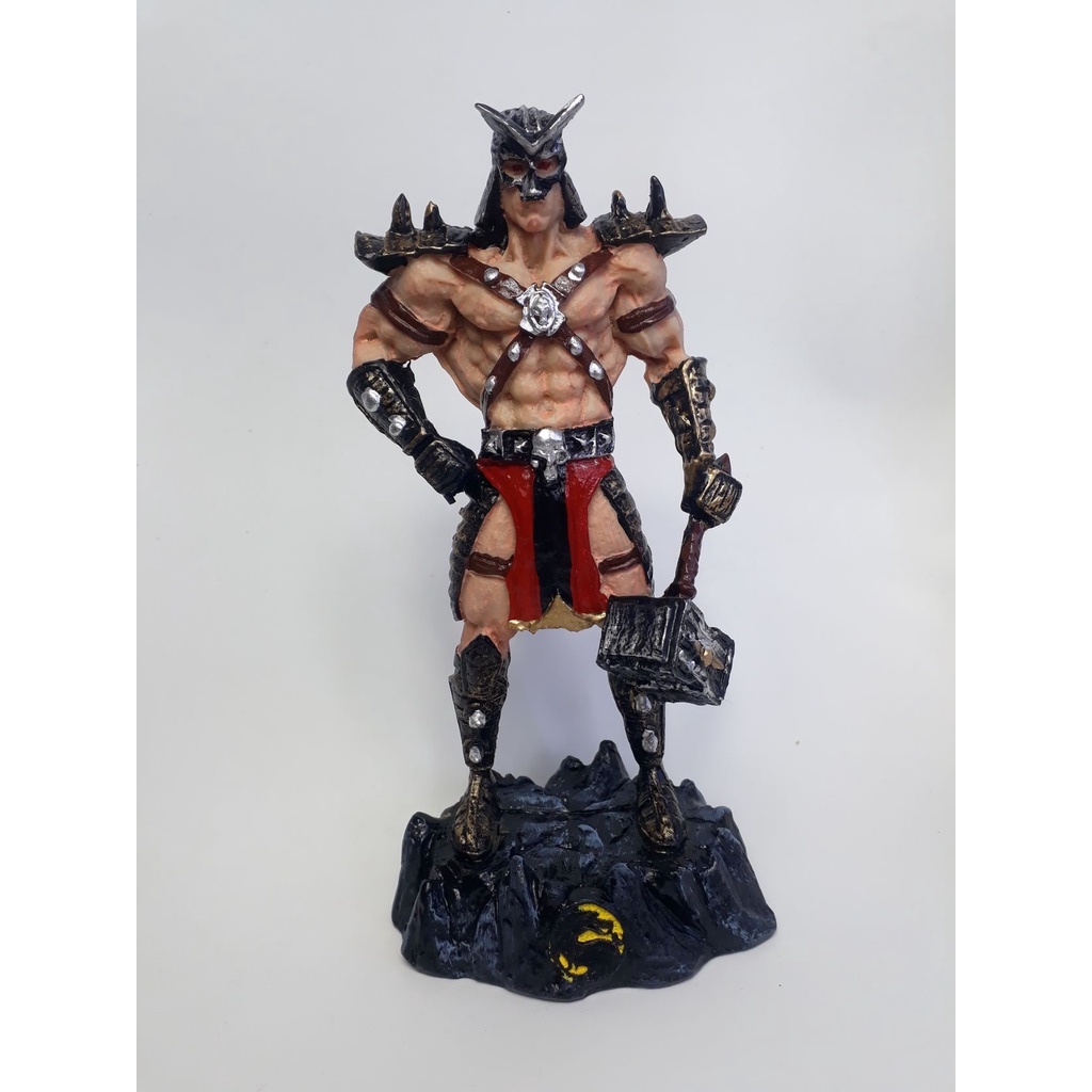 Estátua de Shao Kahn tem capacete removível e olhos que brilham