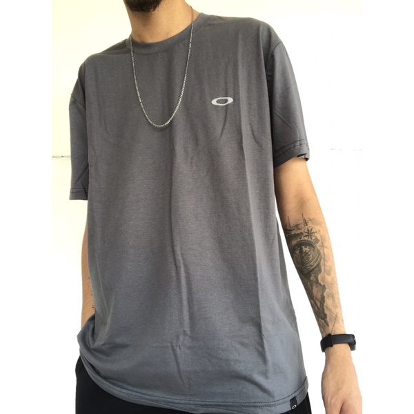 Preços baixos em Camisetas Oakley Cinza Para Homens