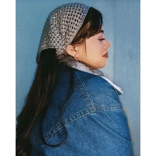 Lenço estilo camponesa bandana ou xale de crochê com linha brilhosa