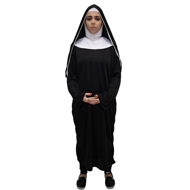 Mulher vestida de freira para o halloween com maquiagem de caveira