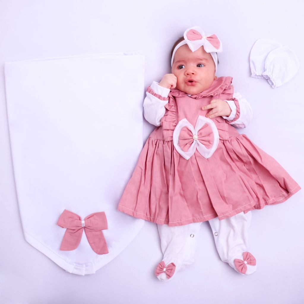 conjunto de roupas de menina desenhada à mão nas cores rosa