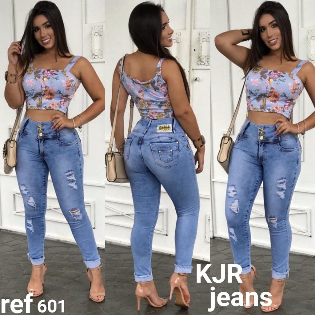 CALÇA JEANS CAPRI CLARA DESTROYED COM APLICAÇÃO DE CRISTAIS E EMPINA BUMBUM