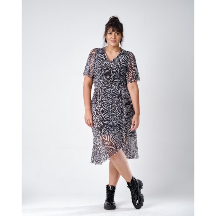 Vestido com best sale tule plus size