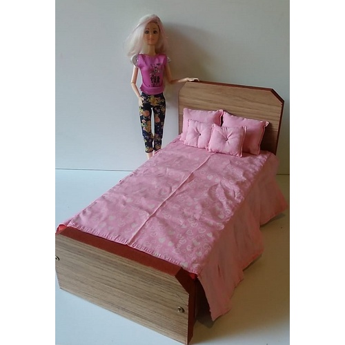 Cama para Barbie em Madeira com Colchao e Jogo de Cama de 5 Pecas em Tricoline