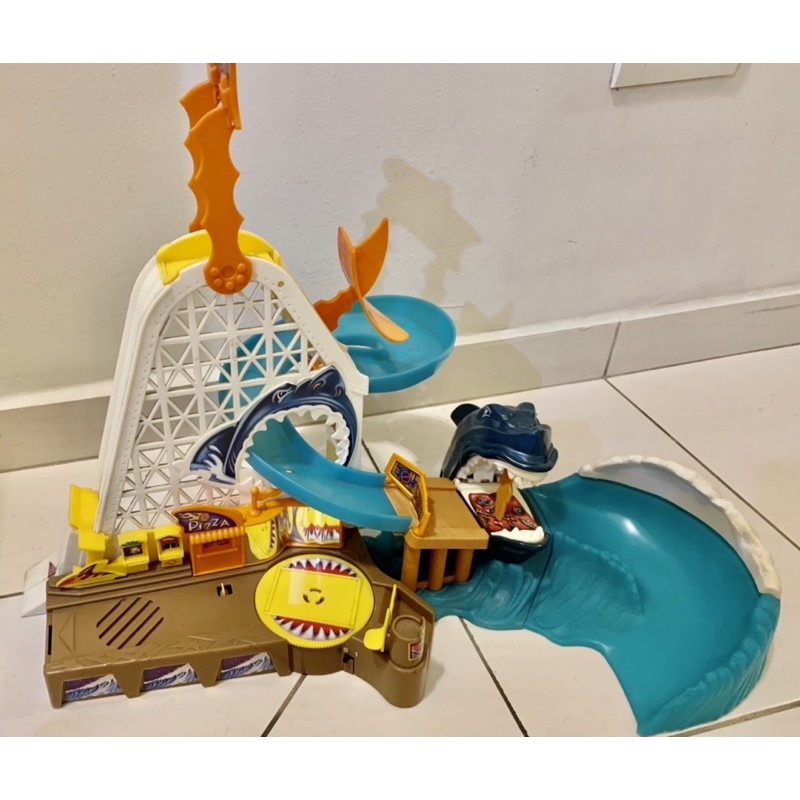 A ANTIGA PISTA HOT WHEELS TENTE ESCAPAR DA CIDADE DE FOGO DO