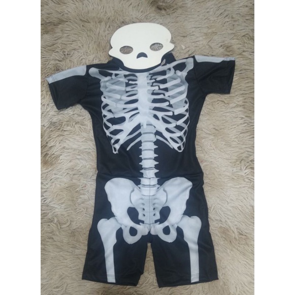 Crianças De Halloween Retratam Garoto Em Fantasia De Esqueleto De