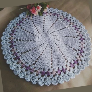 trilho de mesa redondo 60x60 cm de crochê em barbante