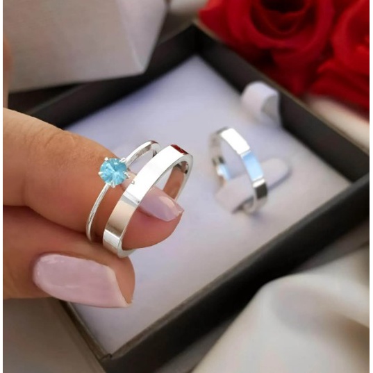 Par De Aliança De Namoro reta quadrada 4mm Banhada Prata 925 + 1 solitário pedra colorida + 1 Caixinha de veludo