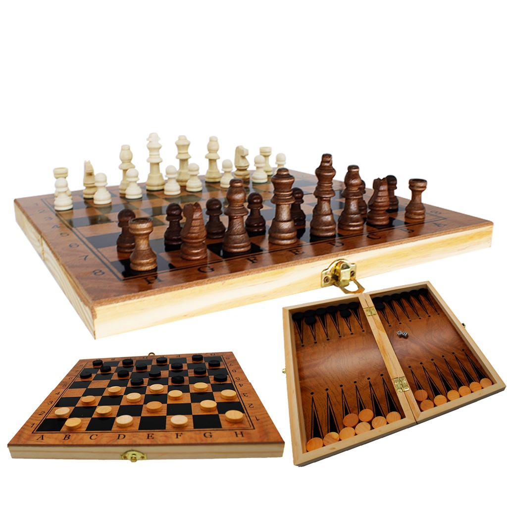 Closeup de peças de xadrez marrons dispostas no tabuleiro de xadrez no  quarto de hotel