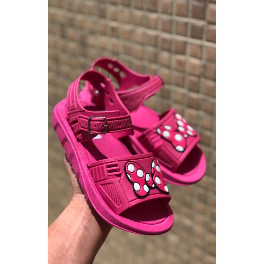 ✨ Crocs Minnie Mouse chegou para compor um super look da