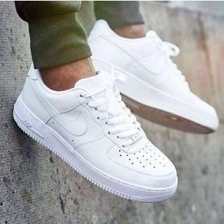 Queima de preços! Tênis Nike Air Force, na cor branco, unissex, numeração  do 34 ao 43, resistente, confortável, hoje com 40% desconto!