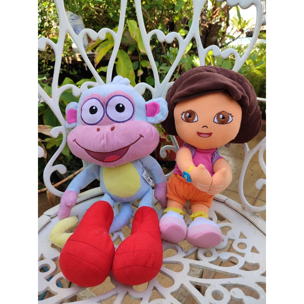 Boneca de pelúcia dora aventureira e macaco botas usados