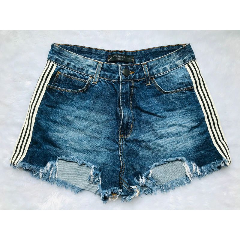 Shorts jeans store com listras laterais