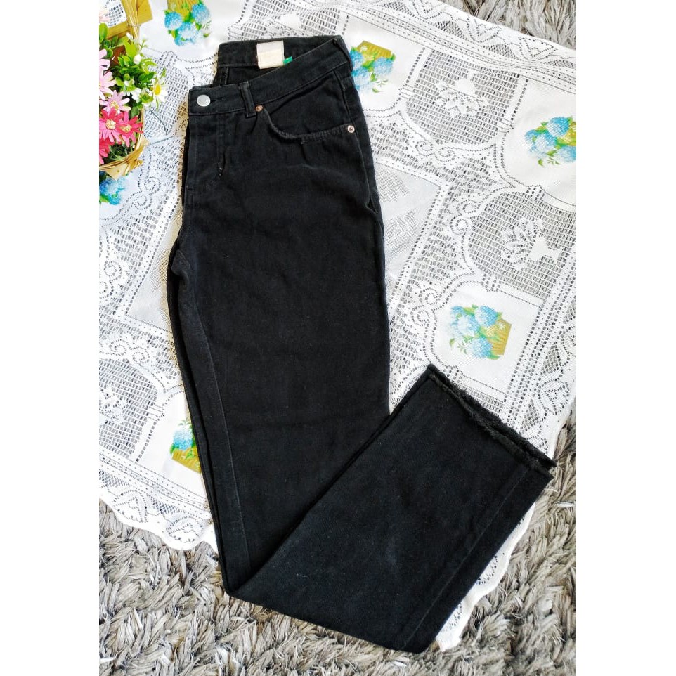 Calça jeans cor preta feminina vintage corte reto da Fórum tamanho 40[brechó]