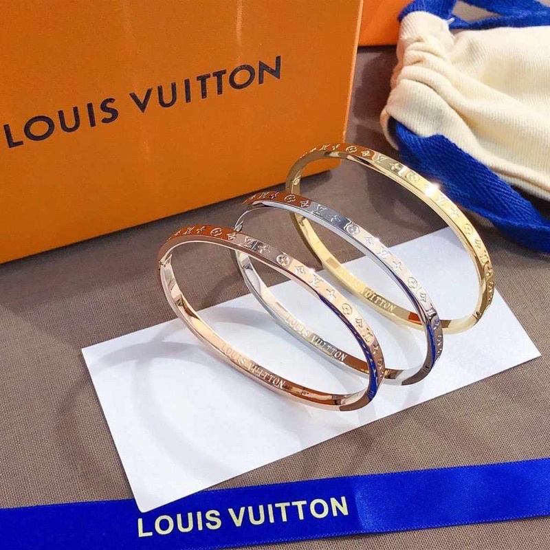 Louis Vuitton Pulseira Moda Feminina - Envio Nacional imediato 🇧🇷  Delicado Bangle Hollow LV Monogram Letter Logo Titanium Steel Bracelete