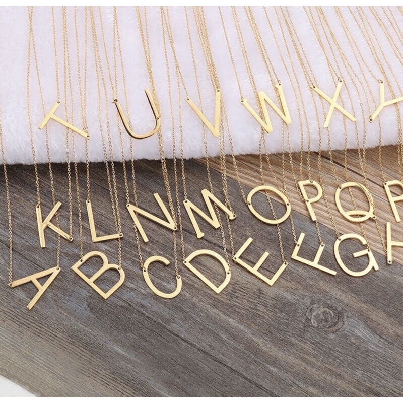 Colar Letra Lisa Grande Folheado Inicial Cravejada Semi Joia Banhada Folheado.