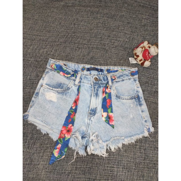 Short jeans com store cinto de pano