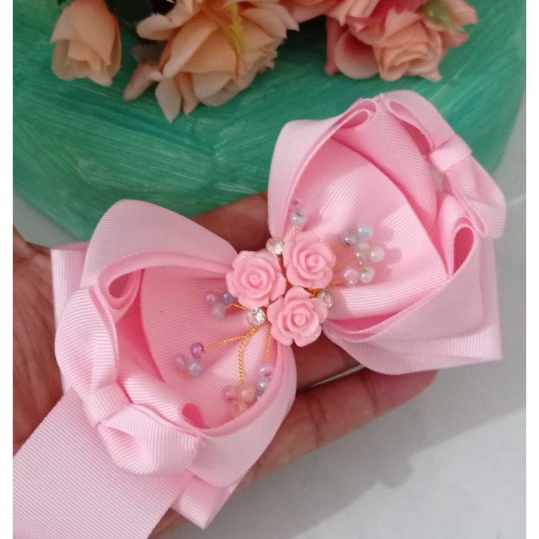 Laço para meninas cor rosa bebê com aplique de rosas