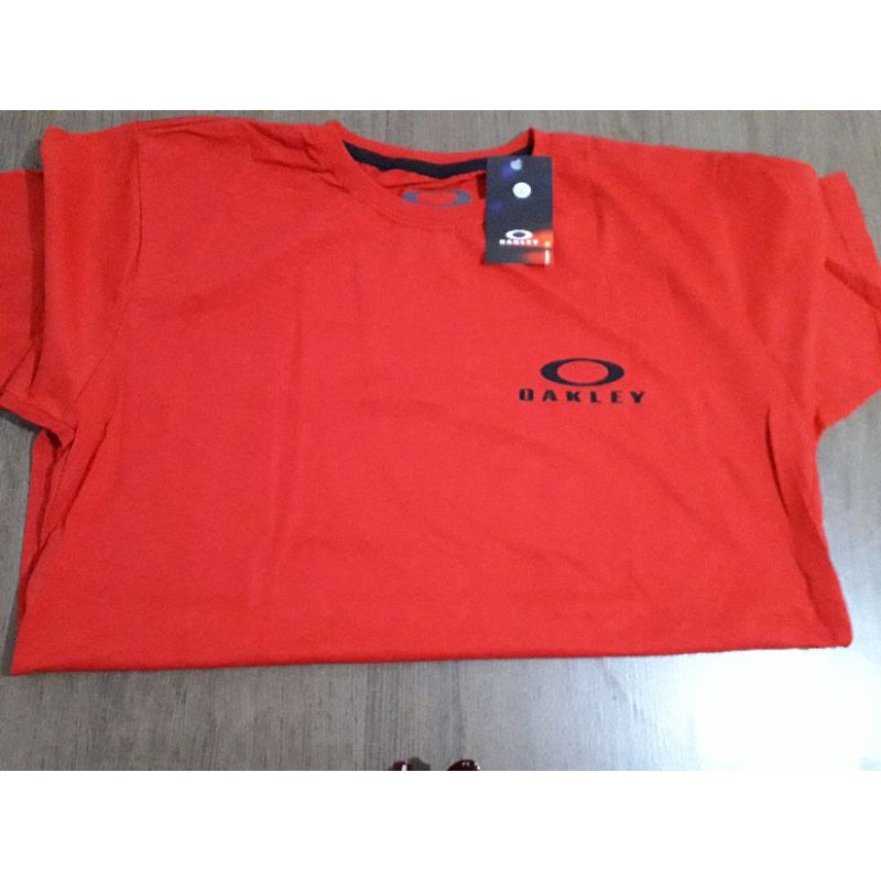 CAMISETA OAKLEY LOGO NO MEIO GRANDE - VERMELHA