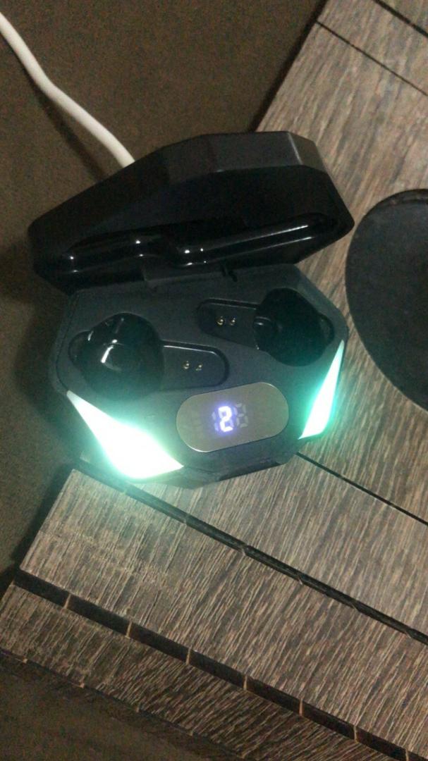 DAM. Fones de ouvido para jogos X15 TWS, Bluetooth 5.0. Modos de som para  jogos e música. Base de carregamento com luzes led RGB. Controle de toque.  - DAM