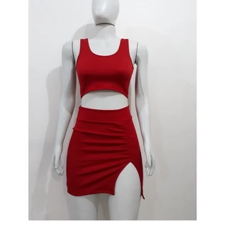 Conjunto feminino de saia e cropped no crepe de malha