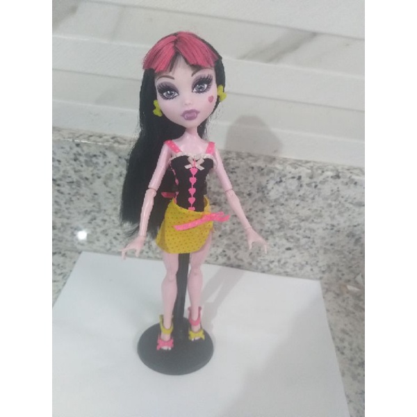 Draculaura best sale beach doll