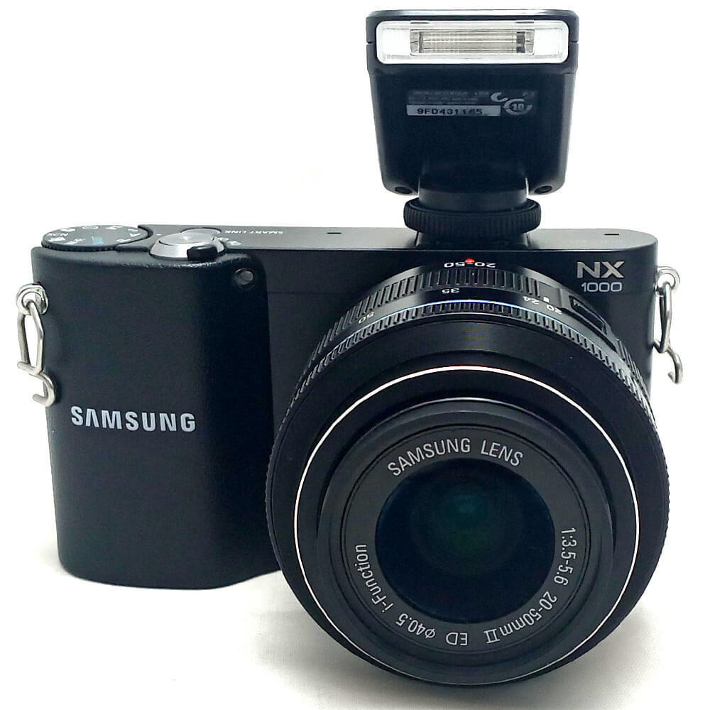 Câmera Samsung NX1000 com Lente 20-50mm II ED e Flash Seminova